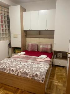a bedroom with a large bed with white cabinets at Ahmet Pasha apartments ne qender te Pejes me nji dhom te fjetjes e sallon qe i ka dy shtreter in Peje