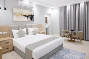 een hotelkamer met een bed en een tafel bij اجنحة نزيل & اجنحة الشمال in Tabuk +113 foto's