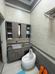 Et badeværelse på Dim de Lights Jinja