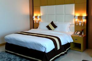 Postel nebo postele na pokoji v ubytování Al Olaya Suites Hotel