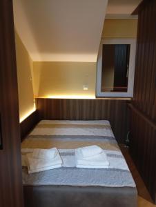 En eller flere senge i et værelse på Apartmani Jelena 5