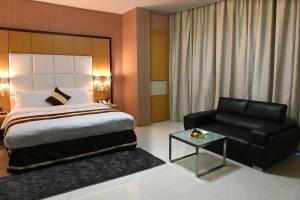 Postel nebo postele na pokoji v ubytování Al Olaya Suites Hotel