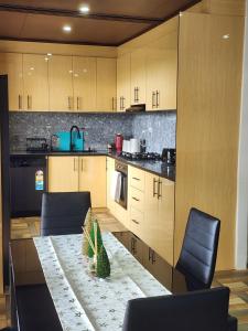 une cuisine avec une table et des chaises dans une pièce dans l'établissement MakutuBnB, Nadi, à Nadi