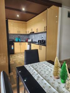 - une cuisine avec une table ornée d'arbres de Noël dans l'établissement MakutuBnB, Nadi, à Nadi