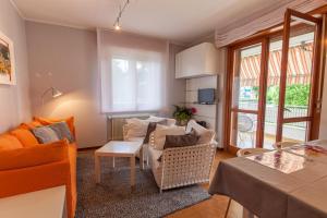 sala de estar con sofá y mesa en Toti Apartment, en Udine