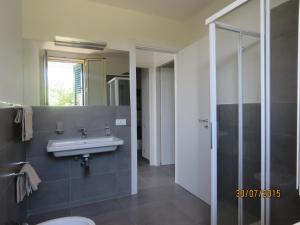 a bathroom with a sink and a mirror at casa verdemare in Cefalù