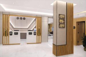 een lobby met twee deuren in een gebouw bij أجنحة الشمال in Tabuk
