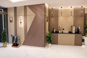 een lobby met een grote houten muur in een gebouw bij أجنحة الشمال in Tabuk
