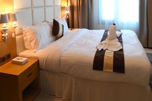 Postel nebo postele na pokoji v ubytování Al Olaya Suites Hotel