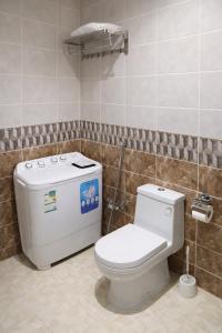 een badkamer met een wit toilet en een wastafel bij أجنحة الشمال in Tabuk +97 foto's
