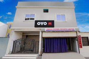 un edificio con un cartello ovo davanti di SPOT ON Hotel Omava Inn a Garhā