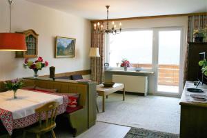 uma cozinha e sala de jantar com uma mesa e uma janela em Apartment Alpenpanorama by FiS - Fun in Styria em Bad Mitterndorf