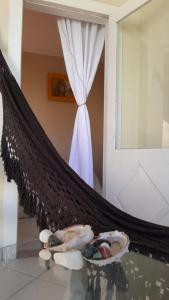 eine Hängematte in einem Zimmer mit Fenster in der Unterkunft Hostel Peró Cabo Frio Single in Cabo Frio