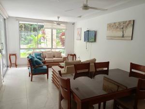een woonkamer met een tafel en stoelen bij Apartment in Same, Casa Blanca in Súa