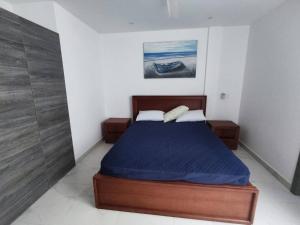 een slaapkamer met een bed met een blauwe matras bij Apartment in Same, Casa Blanca in Súa +7 foto's