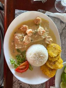 een kom soep met garnalen en rijst op tafel bij Apartment in Same, Casa Blanca in Súa