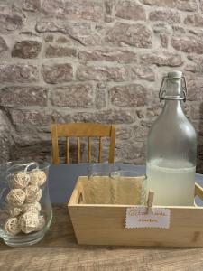 een fles melk naast een doos oesters bij Chambres d'Hôtes La Petite Odile in Boersch