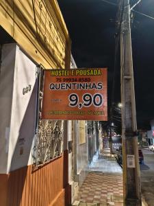 een bord aan de zijkant van een gebouw bij Pousada Rio do Mar in Aracaju