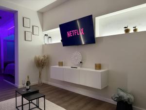 Et tv og/eller underholdning på Suite Luxueuse avec jaccuzi sans vis-à-vis