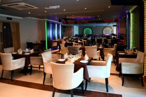 מסעדה או מקום אחר לאכול בו ב-Al Olaya Suites Hotel