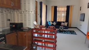 een keuken en een woonkamer met een aanrecht en een tafel bij Dans place in Moshi