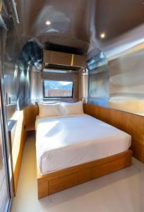 Giường trong phòng chung tại Nomad By Sharjah Collection