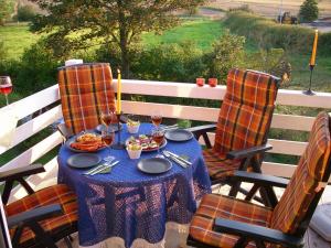 una mesa con platos de comida y copas de vino en Ferienhaus Wind, en Struckum