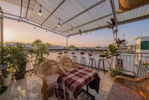 un patio con tavolo e sedie su un balcone di Dalat Note Hostel a Da Lat