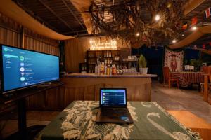 un computer portatile appoggiato su un tavolo in un bar di Dalat Note Hostel a Da Lat