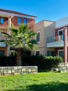 een palmboom voor een gebouw bij Golden Victory in Agia Marina Nea Kydonias +60 foto's