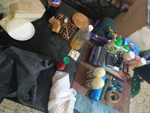 eine Draufsicht auf einen Tisch mit vielen Gegenständen darauf in der Unterkunft Ben jeddi in Mʼdik