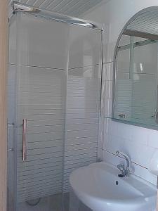 a bathroom with a sink and a glass shower at Angelika in Alinda