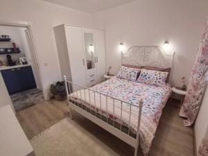 een slaapkamer met een bed, een ladekast en een spiegel bij Апартамент ДАРА in Smolyan