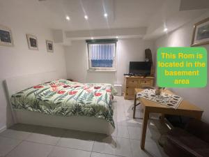 een slaapkamer met een bed, een tafel en een bureau bij Apartment Geigelsteinstrasse in Schleching