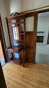 une pièce vide avec un bureau et une porte dans l'établissement Griffin lakeside, à Yarralumla 6 autres photos