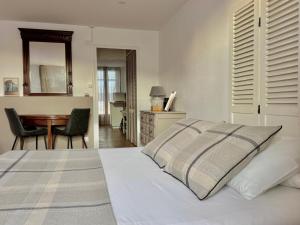 Postel nebo postele na pokoji v ubytování Centre historique Dijon "Le Charmant" et "Le Charmant Bis"