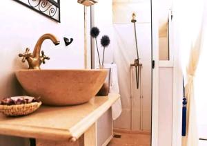 ein Badezimmer mit einem Spülbecken auf der Theke in der Unterkunft Top Desert Luxury Camp in Merzouga + 16 Fotos