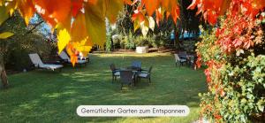 een groep stoelen en tafels in een tuin bij Hotel Filser in Füssen +11 foto's