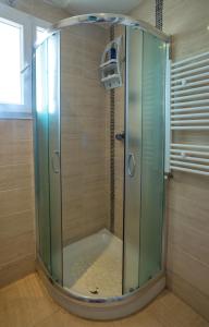y baño con ducha y mampara de cristal. en Résidence Sayadi - Chatt Meriam - Sousse, en Port El Kantaoui