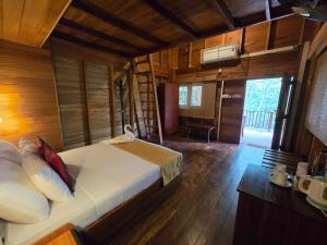 Postel nebo postele na pokoji v ubytování Wilpattu Tree House