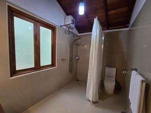 Koupelna v ubytování Wilpattu Tree House + 78 fotografií