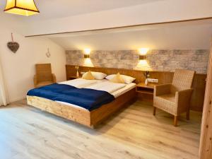 En eller flere senge i et værelse på Gästehaus Florian