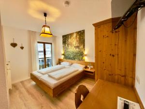 En eller flere senge i et værelse på Gästehaus Florian