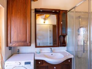 卡利Apartment in a farmhouse with 2 swimming pools的浴室配有洗手池和淋浴