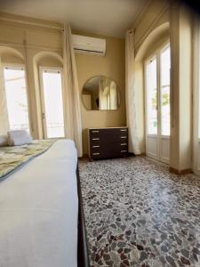 een slaapkamer met een bed en een dressoir met een spiegel bij Sperlonga Center Home in Sperlonga