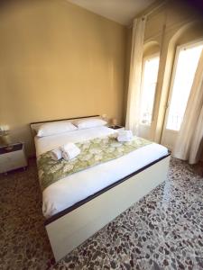 een slaapkamer met een bed met twee handdoeken erop bij Sperlonga Center Home in Sperlonga
