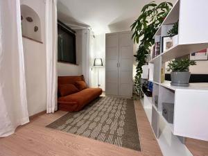 een woonkamer met een bank en een tapijt bij Maremma Toscana Apartment in Manciano