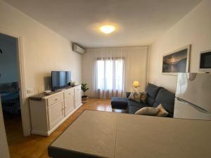 ein Wohnzimmer mit Sofa und Fernseher in der Unterkunft Apartment with private balcony in San Javier
