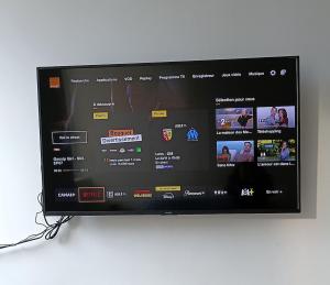Ein Fernsehbildschirm mit einem Haufen Videos drauf. in der Unterkunft Studio 1 Classe 2, Fibre, Netflix in Moirans-en-Montagne