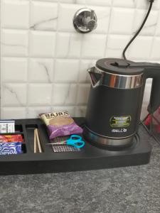 Příslušenství pro přípravu čaje a kávy v ubytování Gurunandanam